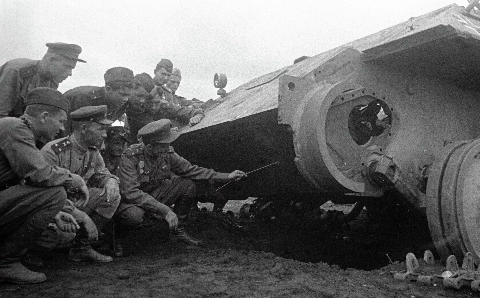Oficiales de artillería examinan los puntos vulnerables de un tanque Panther alemán alcanzado - Sputnik Mundo
