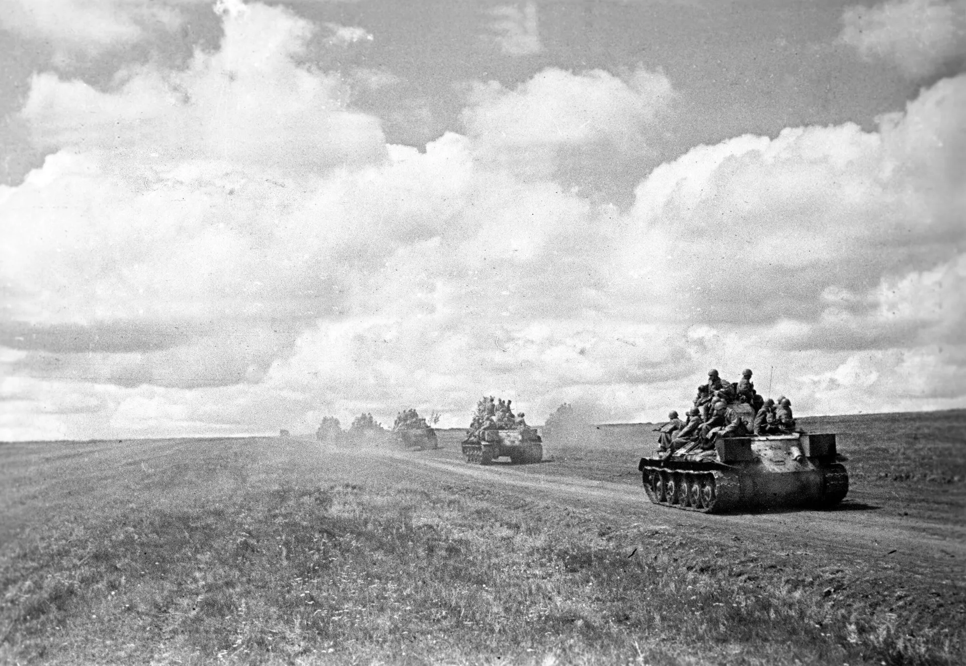 Los tanques se dirigen al frente, julio de 1943 - Sputnik Mundo