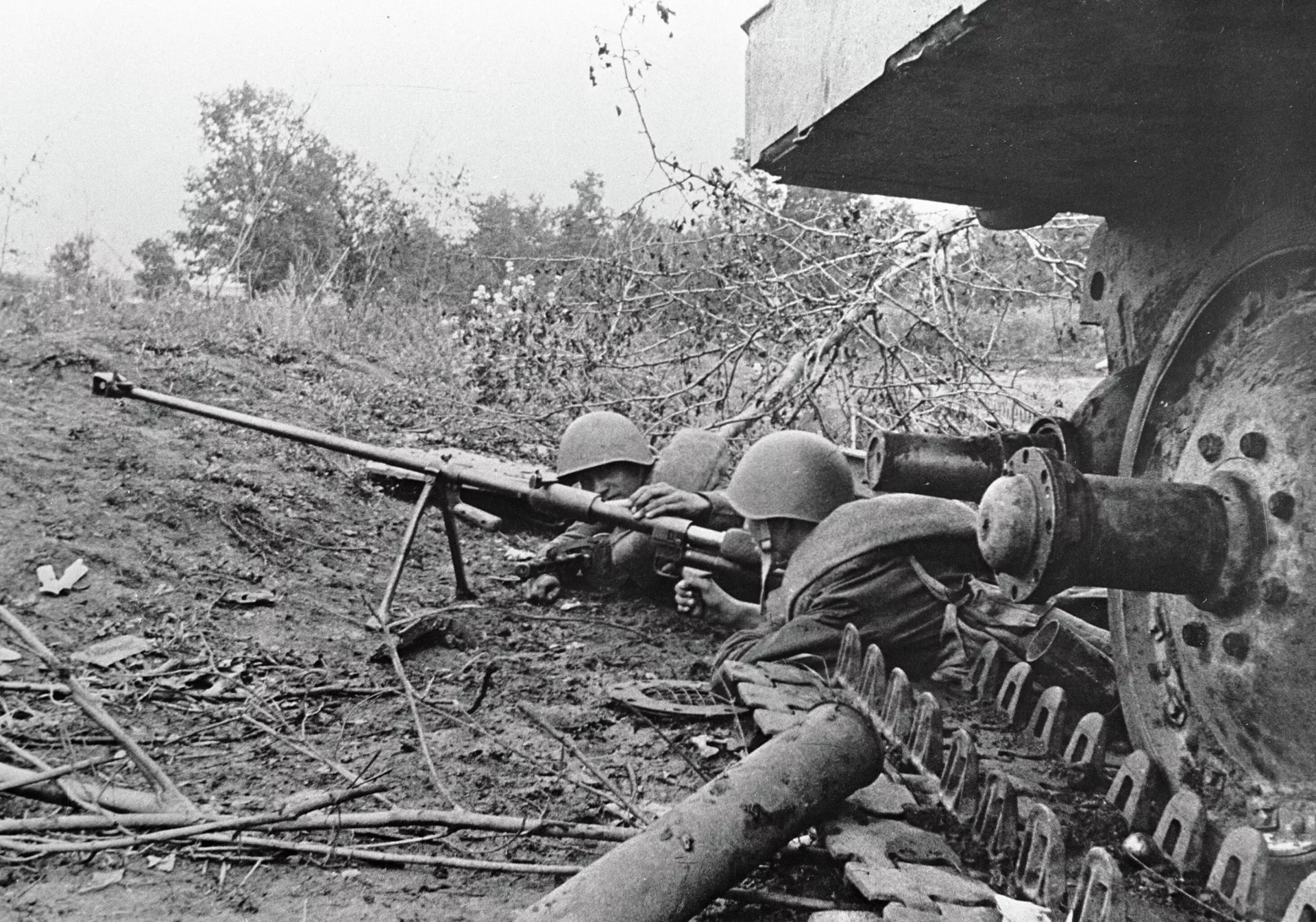 Artilleros blindados de la Guardia repeliendo un ataque de tanques enemigos, tumbados junto a un tanque alcanzado - Sputnik Mundo