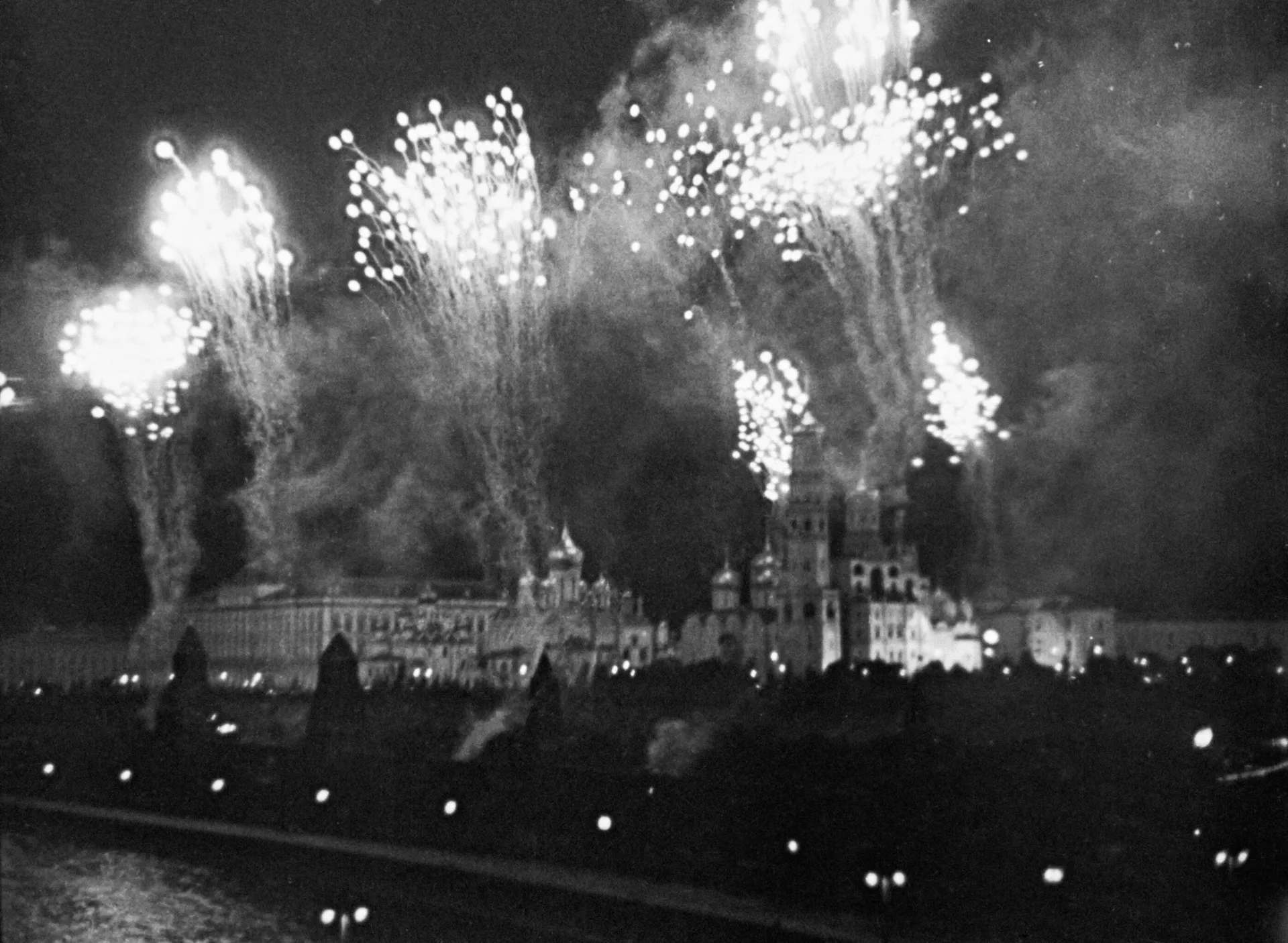 La primera salva en honor de las ciudades de Oriol y Bélgorod, liberadas durante la batalla de Kursk, tuvo lugar la noche del 5 de agosto de 1943 en Moscú - Sputnik Mundo