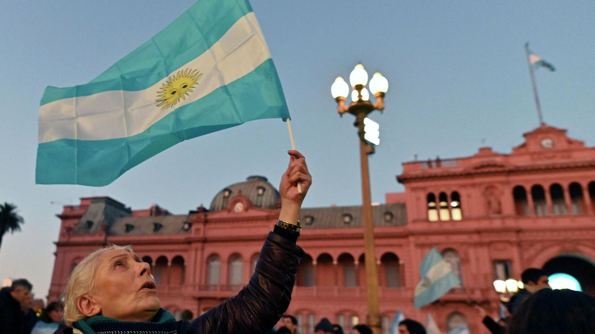 Una mujer ondea la bandera de Argentina, en Buenos Aires, el 9 de julio de 2022 - Sputnik Mundo, 1920, 27.01.2024