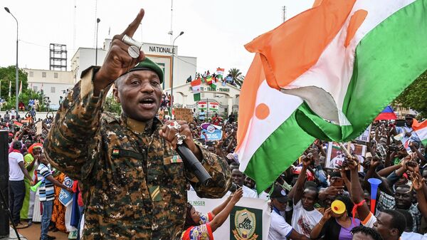 La sargento del Ejército de Níger, Maman Sani Maigochi, da discurso mientras los partidarios del Consejo Nacional de Salvaguarda de la Patria (CNSP) de Níger se reúnen en la Place de la Concertation en Niamey el 20 de agosto de 2023.  - Sputnik Mundo