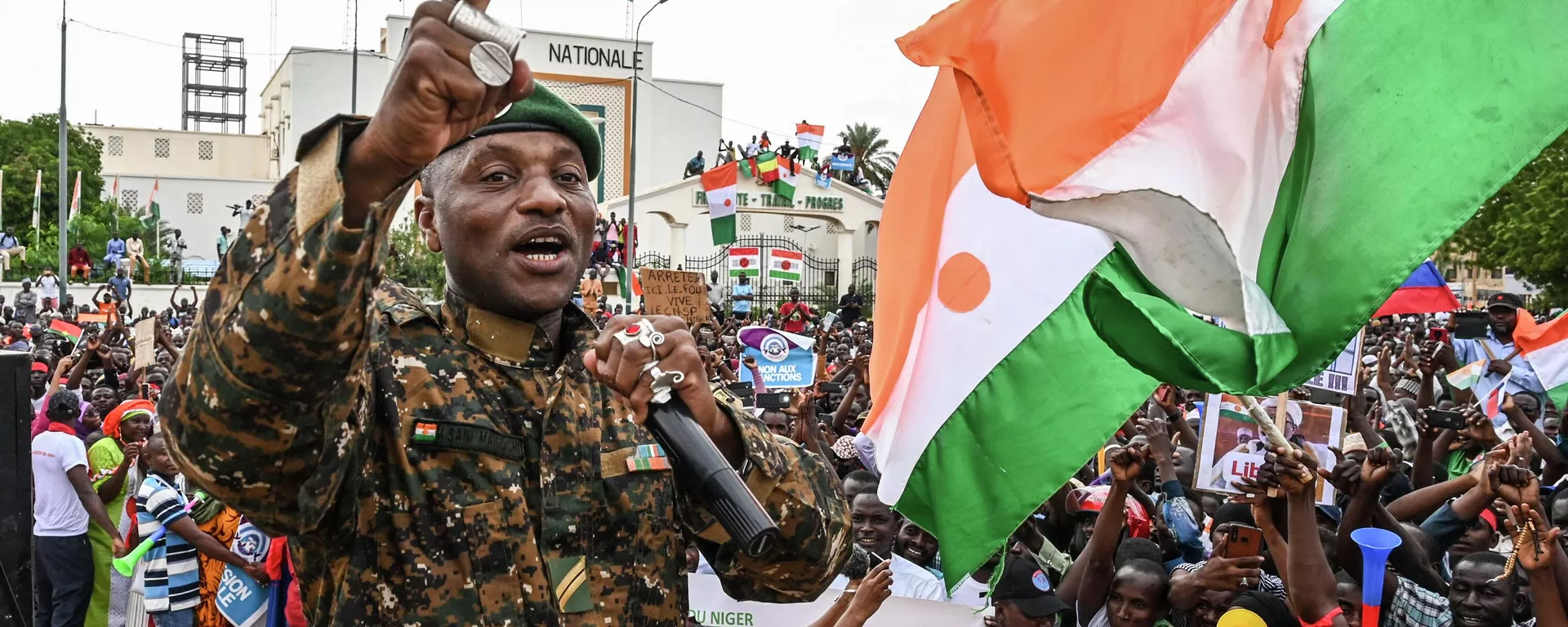 Il sergente dell'esercito nigeriano Maman Sani Maigochi tiene un discorso mentre i sostenitori del Consiglio nazionale per la salvaguardia della patria del Niger (CNSP) si riuniscono in Place de la Concertation a Niamey il 20 agosto 2023. - Mondo Sputnik, 1920, 23.09.2023
