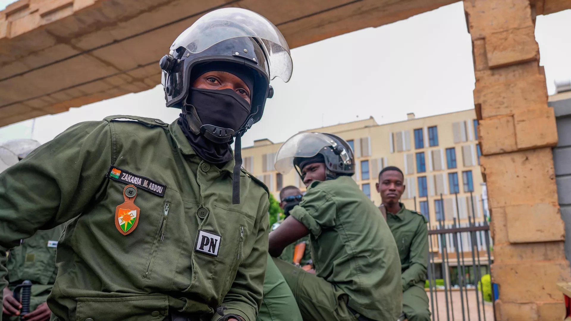 Agentes de Policía nigerinos sentados frente a las oficinas de aduanas en Niamey, Níger, el 21 de agosto de 2023 - Sputnik Mundo, 1920, 26.08.2023