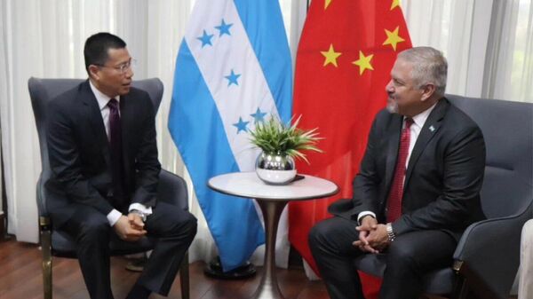 El embajador chino en Honduras, Yu Bo, y el canciller hondureño Enrique Reina - Sputnik Mundo