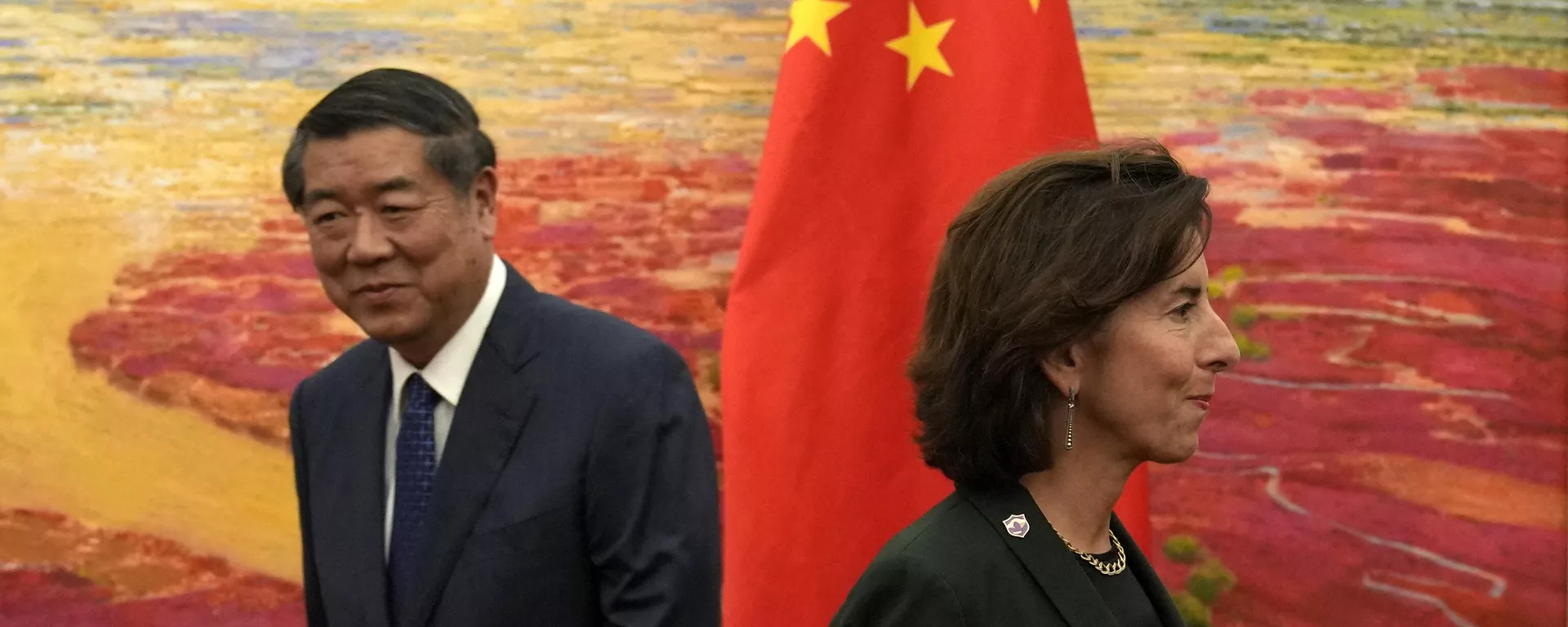 El viceprimer ministro chino, He Lifeng, y la secretaria de Comercio estadounidense, Gina Raimondo, durante una reunión en Pekín el 29 de agosto de 2023. - Sputnik Mundo, 1920, 29.08.2023