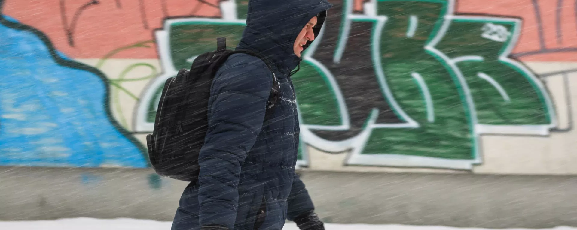 Un hombre camina mientras cae la nieve en Riga Un hombre camina mientras cae la nieve en Riga - Sputnik Mundo, 1920, 29.08.2023