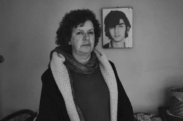 Leila Nash junto a la foto de su hermano Michel, cabo del ejército y desaparecido en septiembre de 1973 - Sputnik Mundo