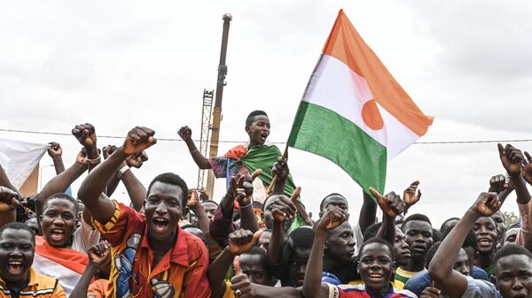 Simpatizantes del Consejo Nacional de Salvaguarda de la Patria (CNSP) de Níger protestan frente a la base aérea de Níger y Francia en Niamey el 2 de septiembre de 2023  - Sputnik Mundo