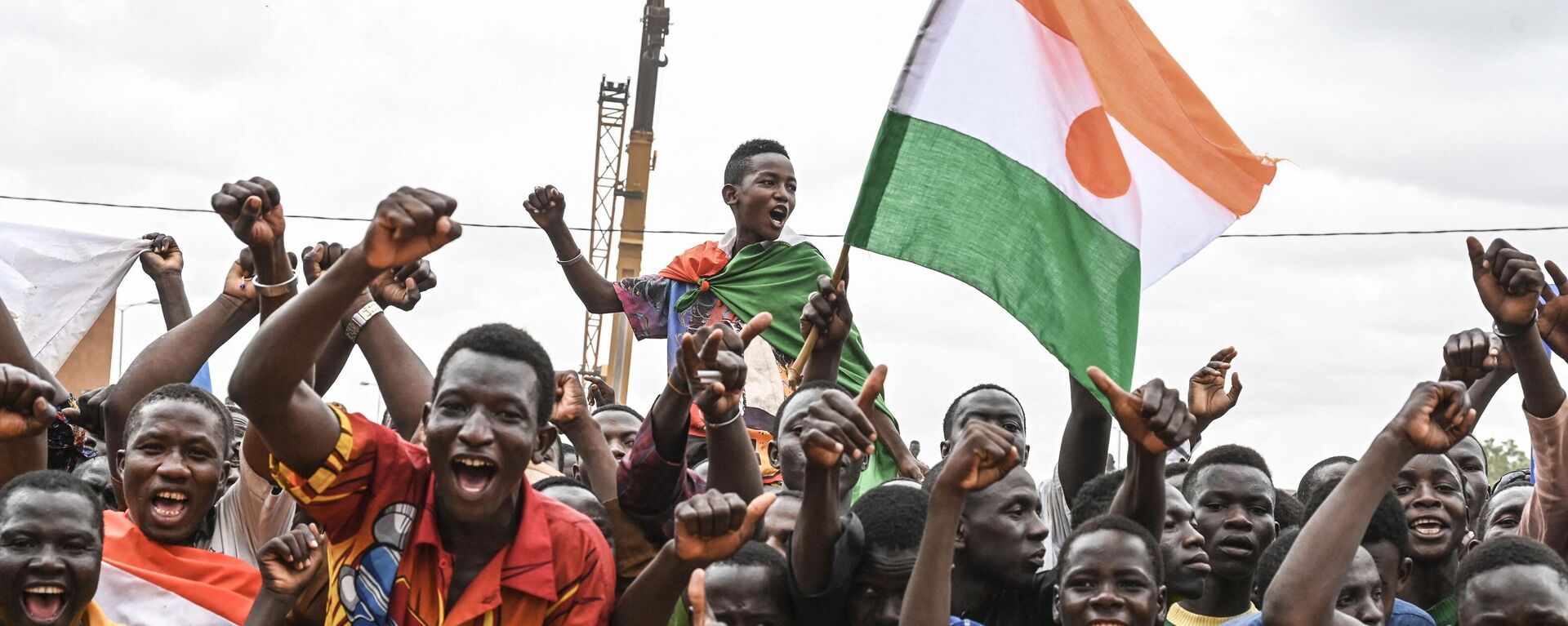 Simpatizantes del Consejo Nacional de Salvaguarda de la Patria (CNSP) de Níger protestan frente a la base aérea de Níger y Francia en Niamey el 2 de septiembre de 2023  - Sputnik Mundo, 1920, 02.09.2023