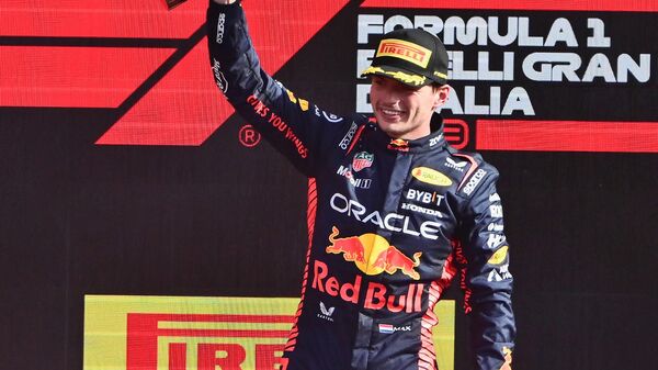 Max Verstappen, el piloto holandés de Red Bull Racing, celebra con su trofeo en el podio tras la carrera del Gran Premio de Italia de Fórmula 1, el 3 de septiembre de 2023 - Sputnik Mundo