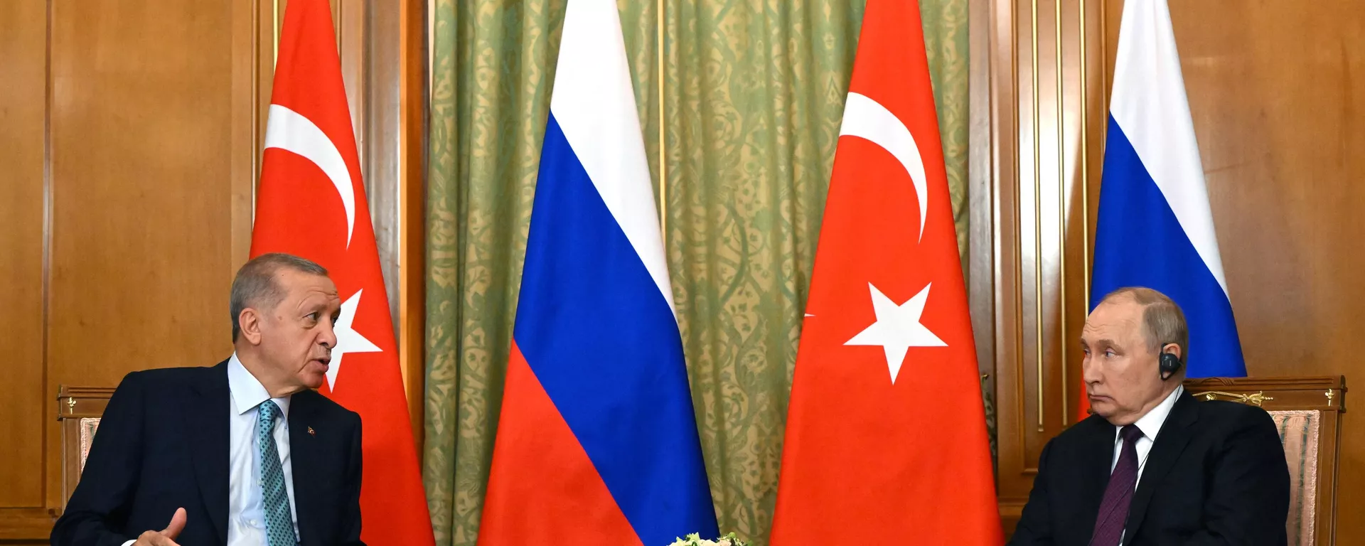 Il presidente turco Recep Tayyip Erdogan incontra il suo omologo russo Vladimir Putin - Sputnik World, 1920, 09.04.2023