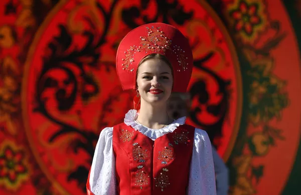 Una participante en el festival etnocultural De lo nacional a lo actual en Kazán, Rusia. Este festival es una plataforma única que reúne a representantes de la esfera creativa, intérpretes del folclore de distintas naciones en un estilo moderno y maestros de las artes y la artesanía. - Sputnik Mundo