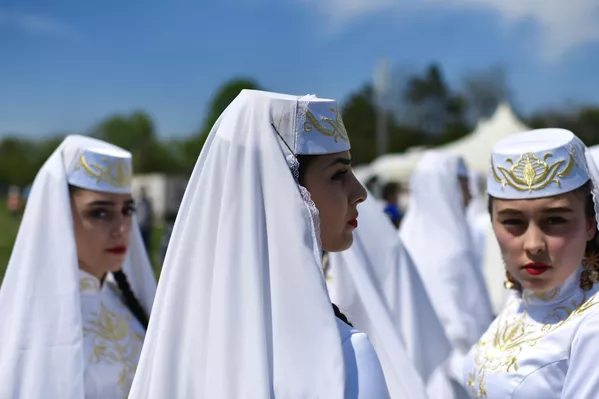 Unas jóvenes vestidas con trajes nacionales durante la celebración del Jederlez, celebración de la primavera y la fertilidad, en Bajchisarai, en Crimea, Rusia. - Sputnik Mundo