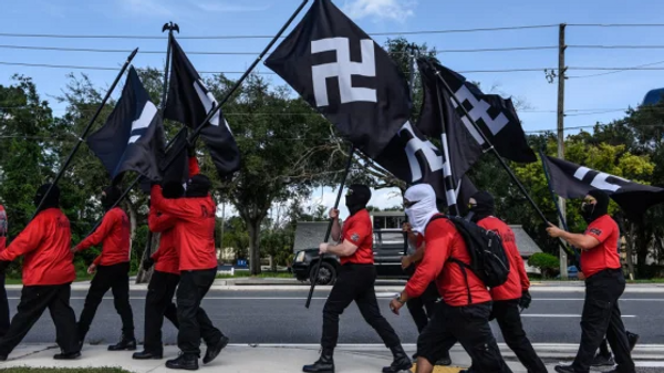 La manifestación del 2 de septiembre de dos grupos neonazis Blood Tribe y Goyim Defense League en Orlando, Florida - Sputnik Mundo