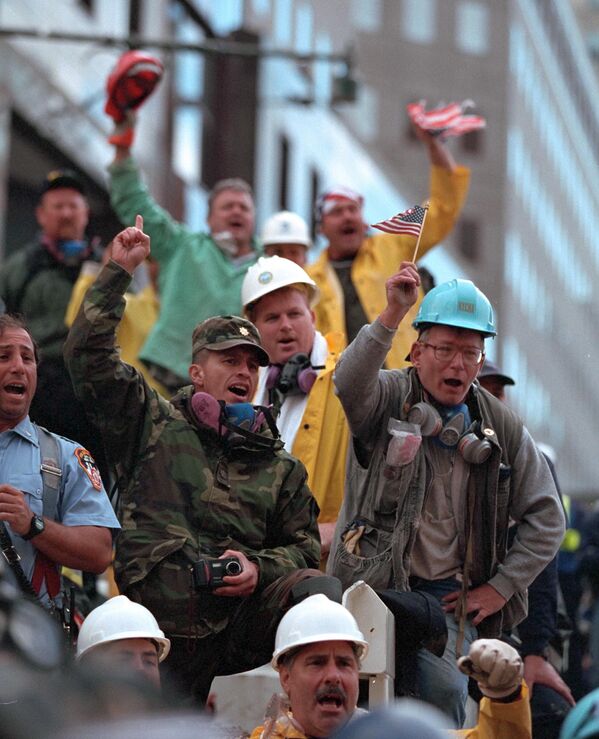Personal de rescate y emergencias se reúne el 14 de septiembre de 2001, durante la visita de George W. Bush a la ciudad de Nueva York.  - Sputnik Mundo