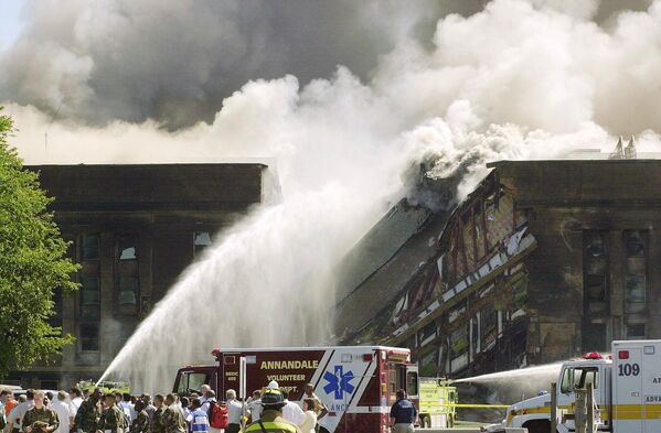 Los bomberos luchan por contener el fuego después de que el vuelo 77 de American Airlines, un Boeing 757-200 secuestrado, se estrellara contra el Pentágono el 11 de septiembre de 2001. El atentado del Pentágono siguió a un ataque similar, dos aviones de pasajeros secuestrados que se estrellaron contra las torres gemelas del World Trade Center de Nueva York, el mismo día, en lo que se ha denominado el peor atentado terrorista de la historia. - Sputnik Mundo