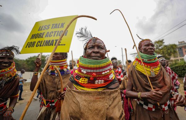 Manifestantes marchan para exigir medidas contra el cambio climático, en Kenia durante la Cumbre Africana sobre el Clima. - Sputnik Mundo