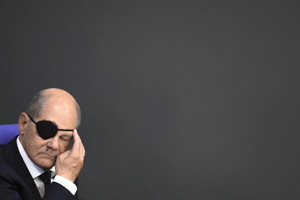 El canciller alemán, Olaf Scholz, se ajusta su parche negro en el ojo durante el primer día del debate sobre el presupuesto 2024 en el Parlamento Bundestag en Berlín, Alemania. El político lleva un parche en el ojo tras sufrir un accidente haciendo trote. - Sputnik Mundo