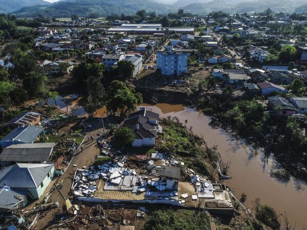 Una vista desde las alturas muestra los edificios destruidos por las inundaciones causadas por un mortífero ciclón extratropical en Roca Sales, Brasil. - Sputnik Mundo