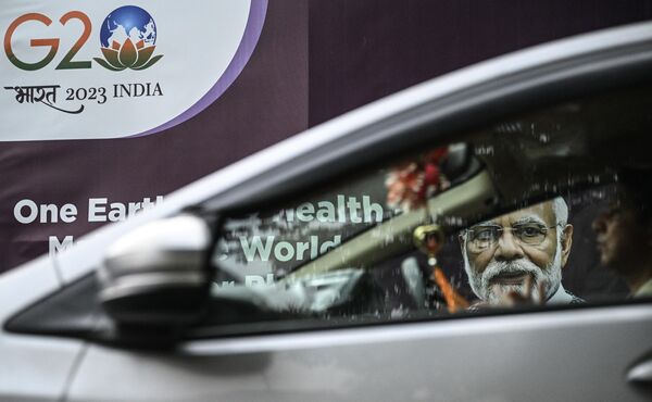 Una pancarta colocada antes de la Cumbre del G20 en Nueva Delhi, la India. - Sputnik Mundo
