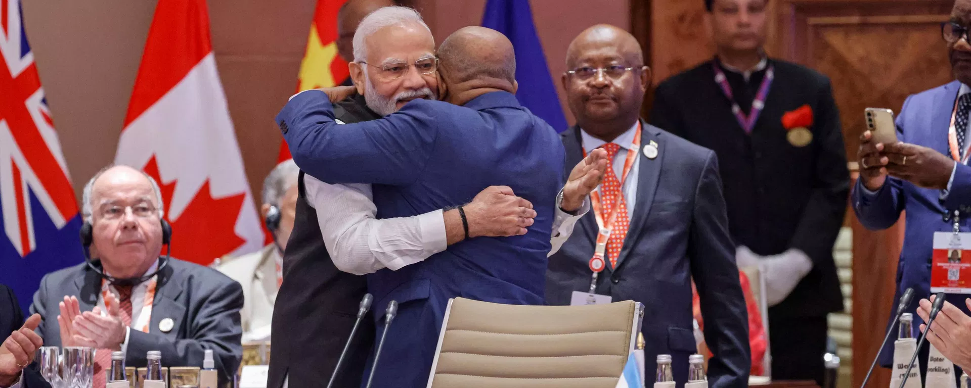 Azali Assoumani, el presidente de la Unión Africana y de Comoras(dcha.), y el primer ministro de la India, Narendra Modi, se abrazan durante la primera sesión de la Cumbre de Líderes del G20, el 9 de septiembre de 2023 Azali Assoumani, el presidente de la Unión Africana y de Comoras(dcha.), y el primer ministro de la India, Narendra Modi, se abrazan durante la primera sesión de la Cumbre de Líderes del G20, el 9 de septiembre de 2023 - Sputnik Mundo, 1920, 09.09.2023