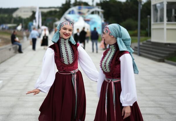 Jovenes con trajes nacionales en el Foro Económico Oriental. - Sputnik Mundo
