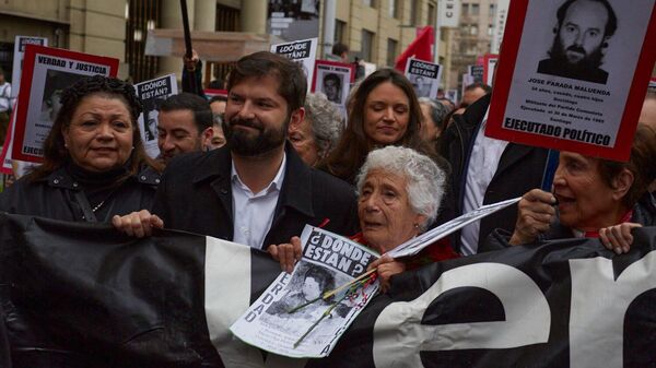 El presidente chileno Gabriel Boric durante la marcha en homenaje a las víctimas de la dictadura de Augusto Pinochet - Sputnik Mundo