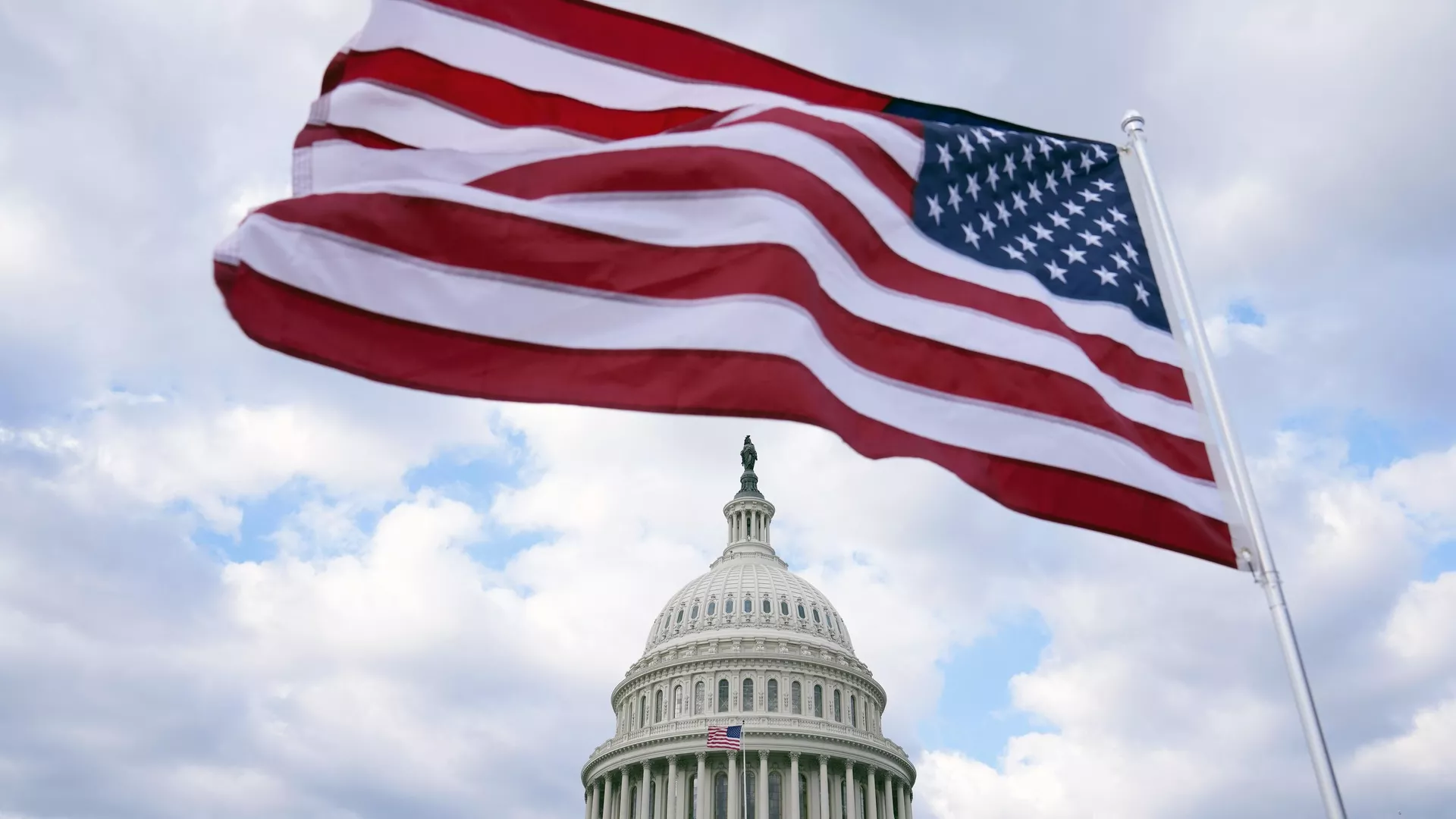 Bandera de EEUU ondea en el Capitolio de Washington, el 6 de febrero de 2023.  - Sputnik Mundo, 1920, 29.03.2024