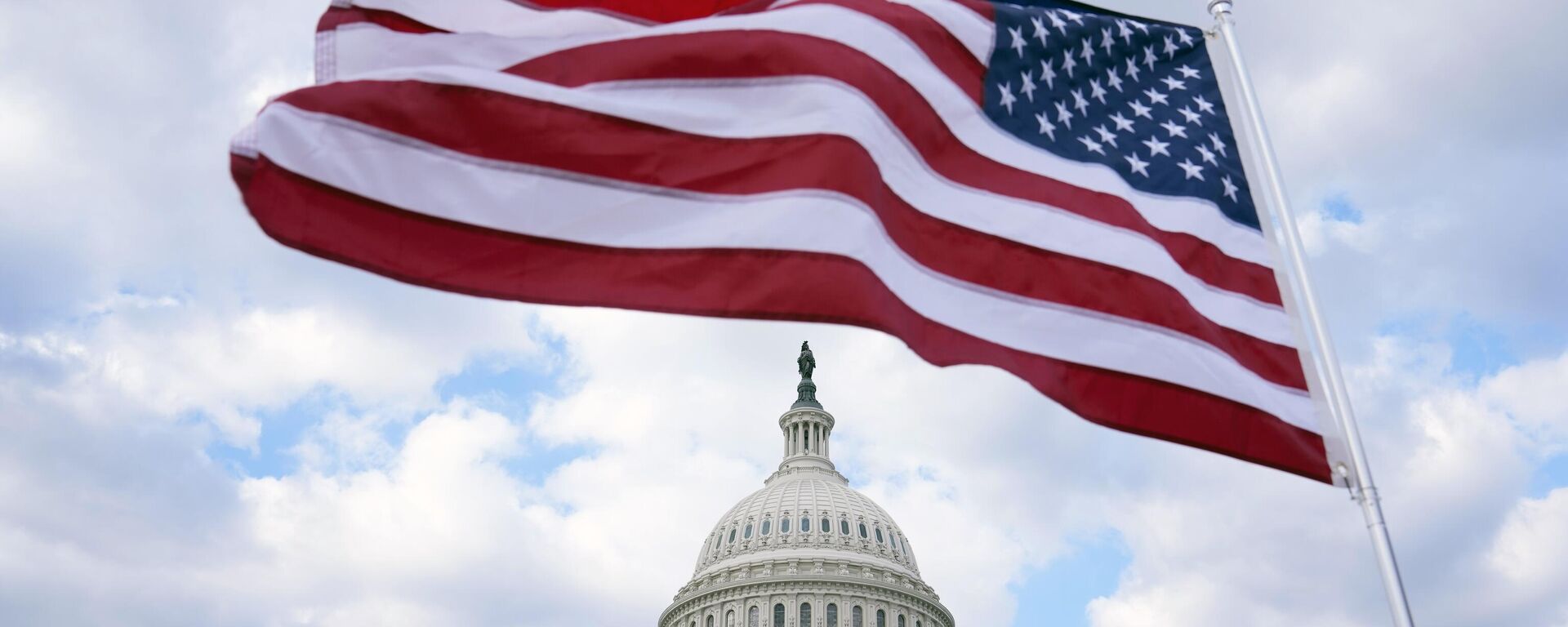 Bandera de EEUU ondea en el Capitolio de Washington, el 6 de febrero de 2023.  - Sputnik Mundo, 1920, 14.12.2023