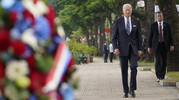 El presidente de Estados Unidos, Joe Biden, conmemora el 22.º aniversario del atentado terrorista en una base militar de Alaska - Sputnik Mundo