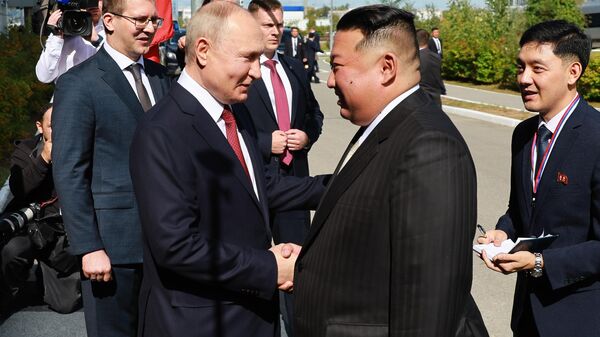 Vladímir Putin se reúne con Kim Jong-un en el cosmódromo de Vostochni, región rusa de Amur - Sputnik Mundo