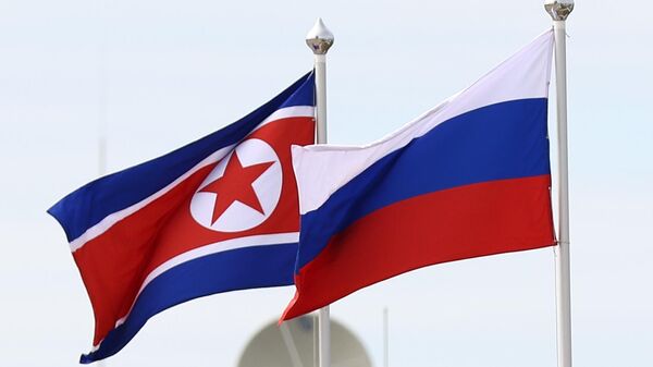 Las banderas de Rusia y de Corea del Norte - Sputnik Mundo