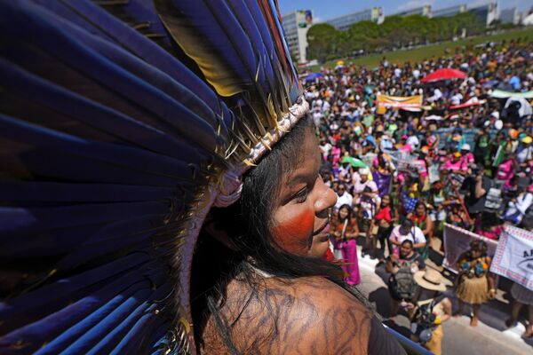 La ministra brasileña de Pueblos Indígenas, Sonia Guajajara, habla a las participantes de todo Brasil reunidas para la marcha en Brasilia, el 13 de septiembre de 2023. - Sputnik Mundo