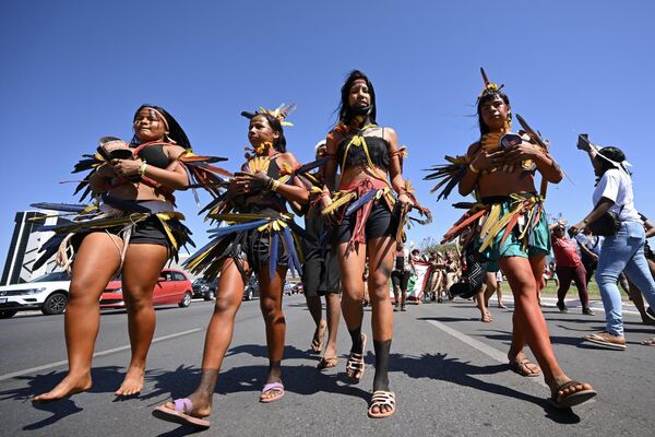 Más de 6.000 participantes desfilaron bajo el lema &#x27;Mujeres biomas en defensa de la biodiversidad por las raíces ancestrales&#x27;.En la imagen: marchantes indígenas de diferentes tribus. - Sputnik Mundo