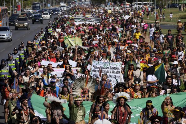 Mujeres indígenas de todo Brasil marchan en la capital del país. - Sputnik Mundo