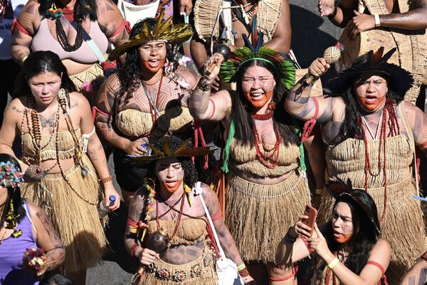 Mujeres indígenas brasileñas de diferentes tribus participan en el desfile. - Sputnik Mundo