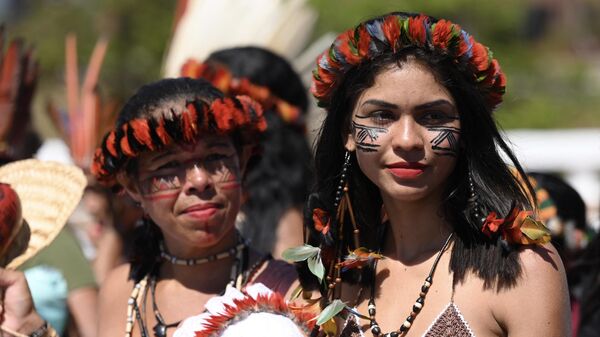 Женщины коренных народов Бразилии из разных племен принимают участие в Третьем Марше женщин коренных народов, Бразилия  - Sputnik Mundo