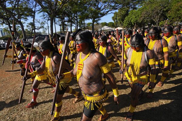 Las indígenas de la tribu kayapo también se unen a otras participantes del evento. - Sputnik Mundo