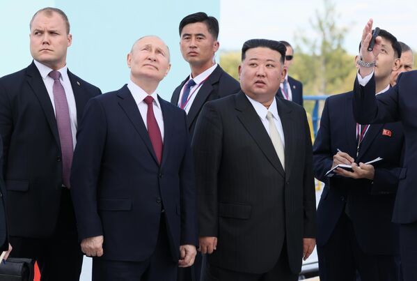El presidente ruso, Vladímir Putin, y el líder de Corea del Norte, Kim Jong-un, en el cosmódromo Vostochni, en la región rusa de Amur. El presidente ruso, Vladímir Putin, y el líder de Corea del Norte, Kim Jong-un, en el cosmódromo Vostochni, en la región rusa de Amur. - Sputnik Mundo