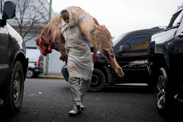 Un carnicero cargando carne en Buenos Aires, Argentina. - Sputnik Mundo