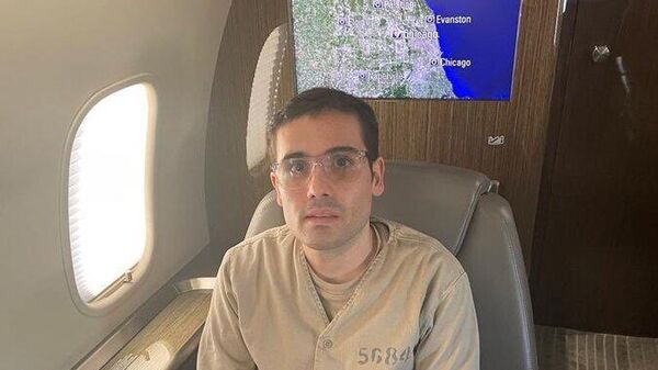 Ovidio Guzmán López fue extraditado este viernes de México a EEUU. Un ex agente de la DEA publicó esta foto del detenido. - Sputnik Mundo