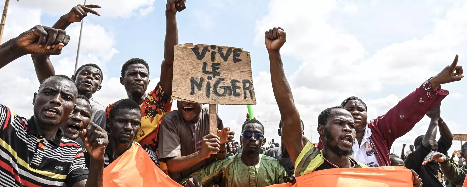 I sostenitori del Consiglio nazionale per la salvaguardia della patria (CNSP) del Niger manifestano con uno striscione a Niamey il 27 agosto 2023 - Sputnik World, 1920, 20.09.2023