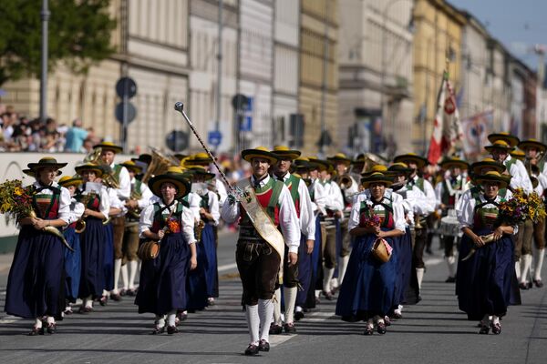 Durante el festival se celebra una procesión de propietarios de carpas de cerveza, la ceremonia de apertura del primer barril y el desfile de disfraces.En la foto: músicos de Tirol del Sur marchan durante un desfile de trajes tradicionales. - Sputnik Mundo