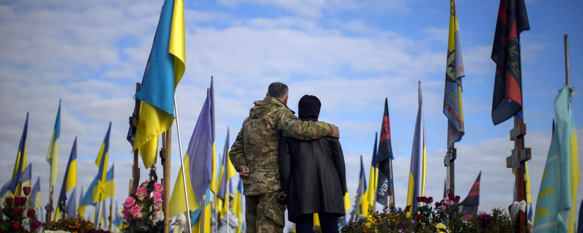Los padres de un soldado ucraniano en un cementerio durante el Día de los Defensores de Ucrania en Járkov, Ucrania, el 14 de octubre de 2022 Los padres de un soldado ucraniano en un cementerio durante el Día de los Defensores de Ucrania en Járkov, Ucrania, el 14 de octubre de 2022 - Sputnik Mundo, 1920, 22.11.2023