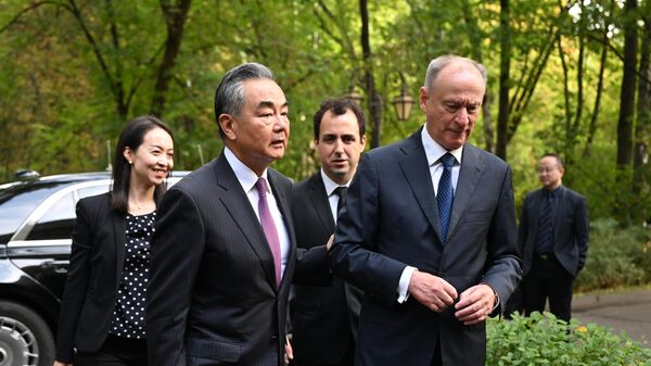 El ministro de Asuntos Exteriores chino, Wang Yi, y el secretario del Consejo de Seguridad ruso, Nikolái Pátrushev, el 19 de septiembre de 2023  - Sputnik Mundo