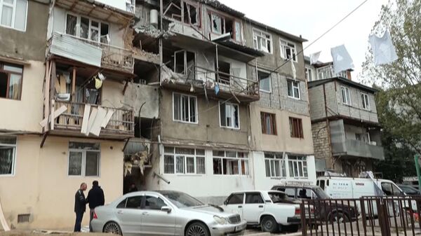 Un edificio de apartamentos residencial dañado en Nagorno Karabaj, Azerbaiyán. - Sputnik Mundo