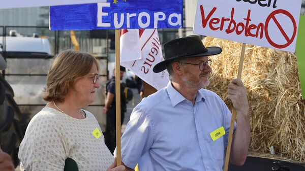 Agricultores alemanes se manifiestan frente al Parlamento Europeo, el 11 de julio de 2023  - Sputnik Mundo