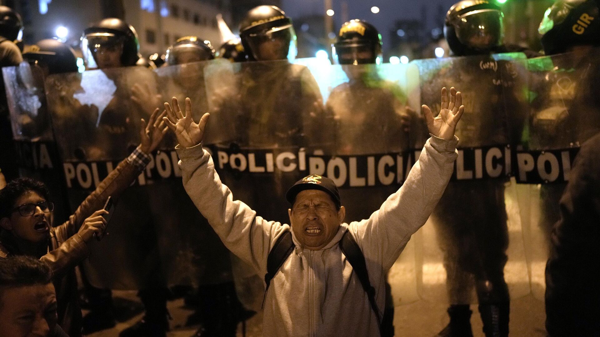 Manifestantes antigubernamentales se enfrentan a una fila de policías durante una marcha por el centro de Lima, Perú - Sputnik Mundo, 1920, 19.09.2023
