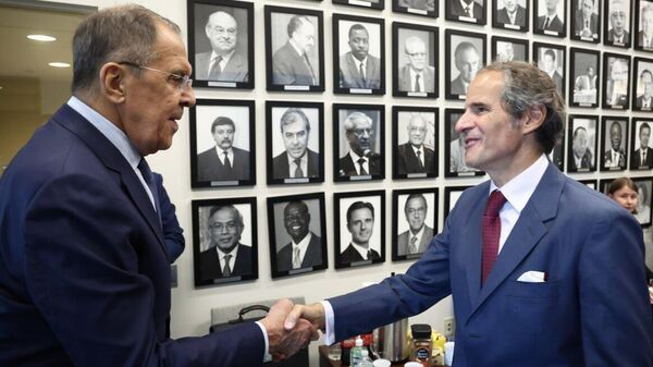 El ministro de Exteriores de Rusia, Serguéi Lavrov, y el director general del Organismo Internacional de la Energía Atómica (OIEA), Rafael Grossi - Sputnik Mundo